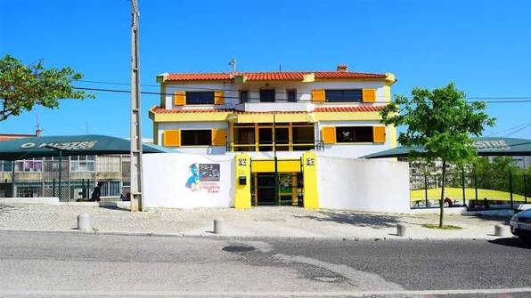 Menina de 18 meses morre após ser esquecida dentro de carro de creche em Portugal
