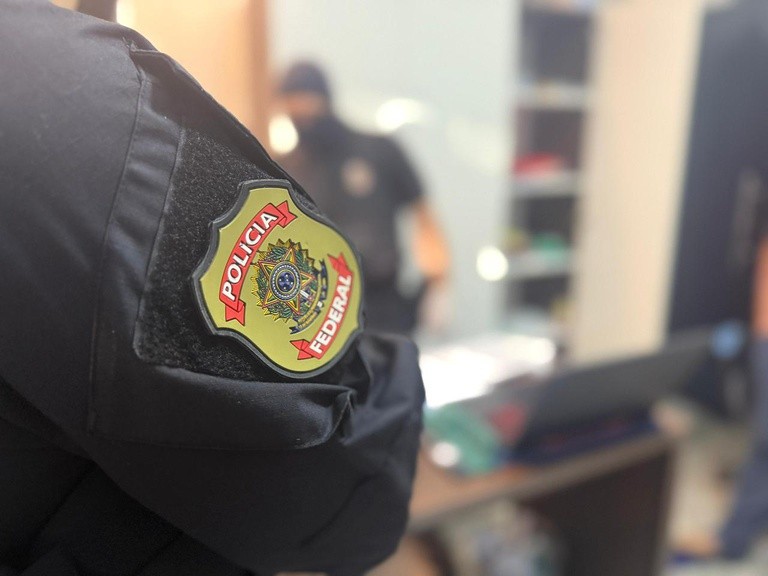 PF faz operação contra esquema que usava Correios para importar peças de fuzis dos EUA