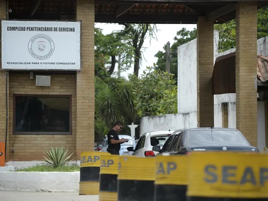 Polícia Penal encontra 28 celulares e um quilo de drogas em revista em presídios no Rio