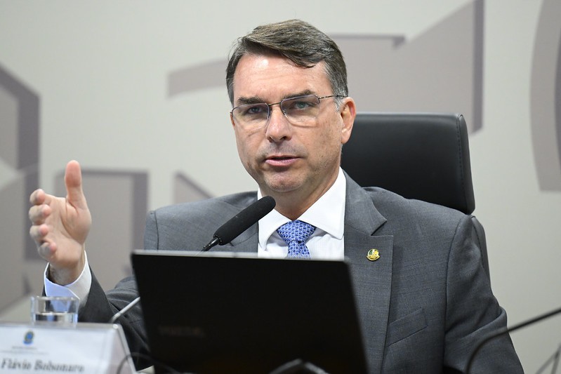 A resposta da Secom ao pedido de Flávio Bolsonaro por prisão de servidor
