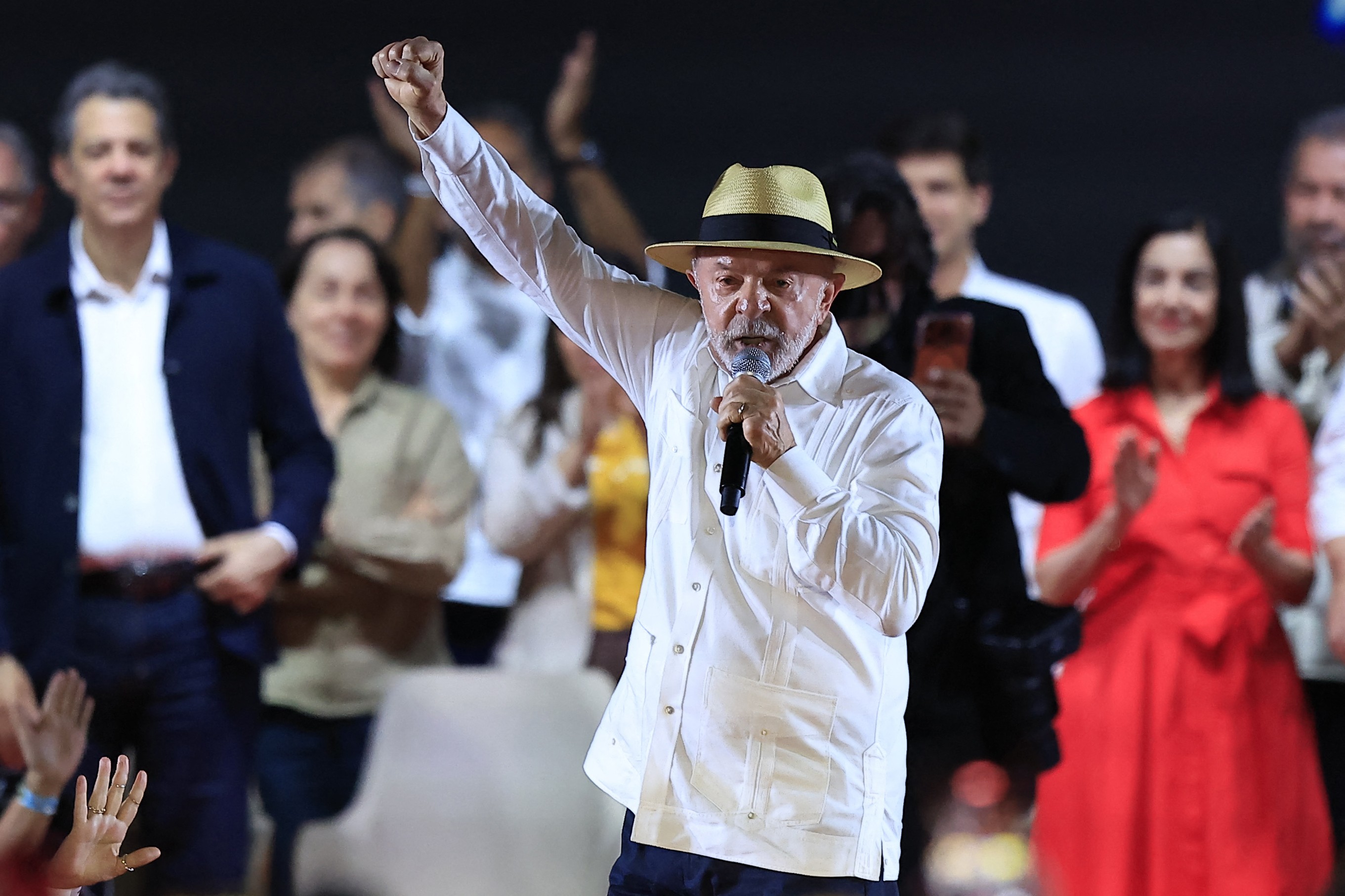 Lula promete criar lugar para idoso namorar em ato de convenção partidária