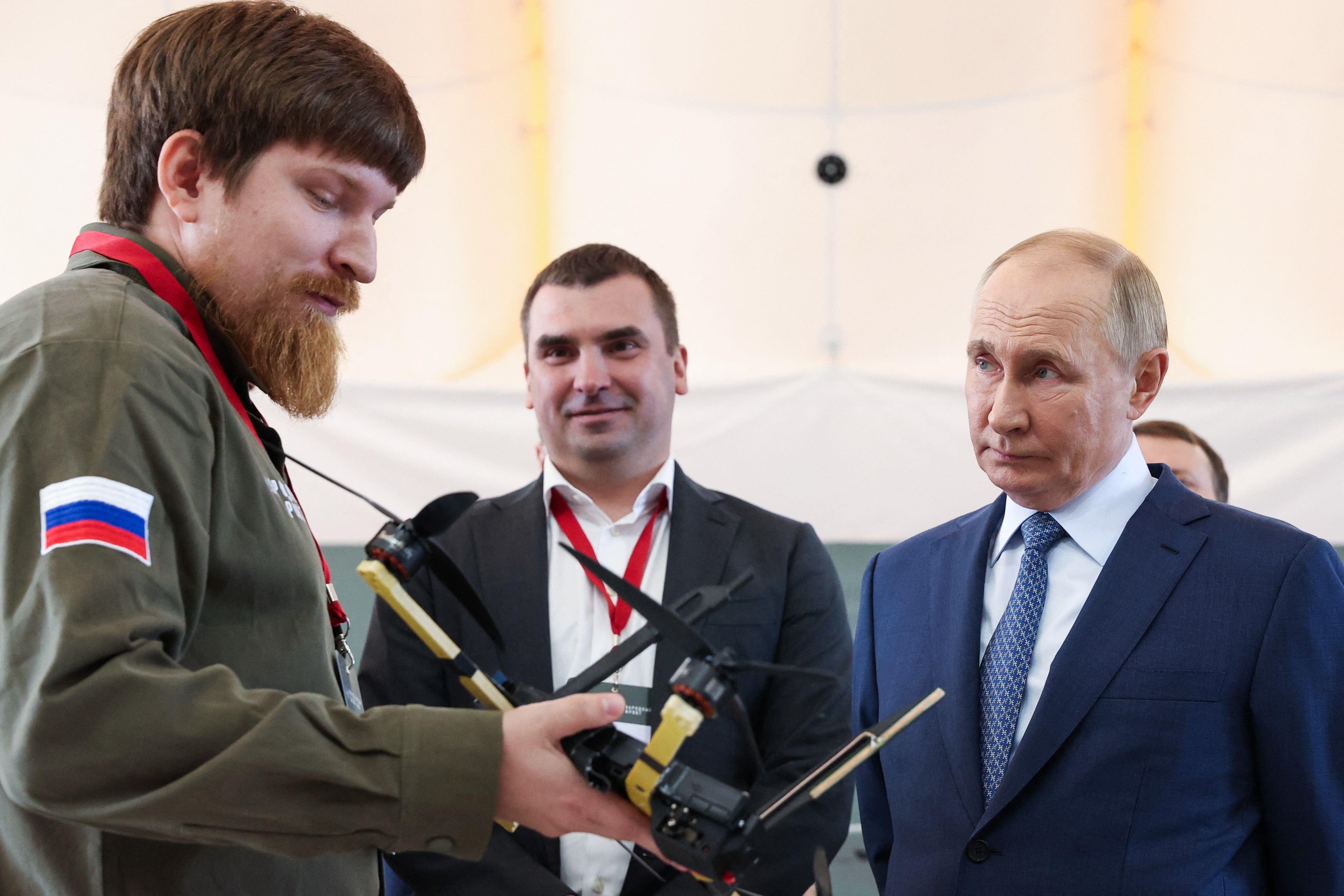 Explosão de carro na Rússia deixa diretor de fábrica de drones gravemente ferido