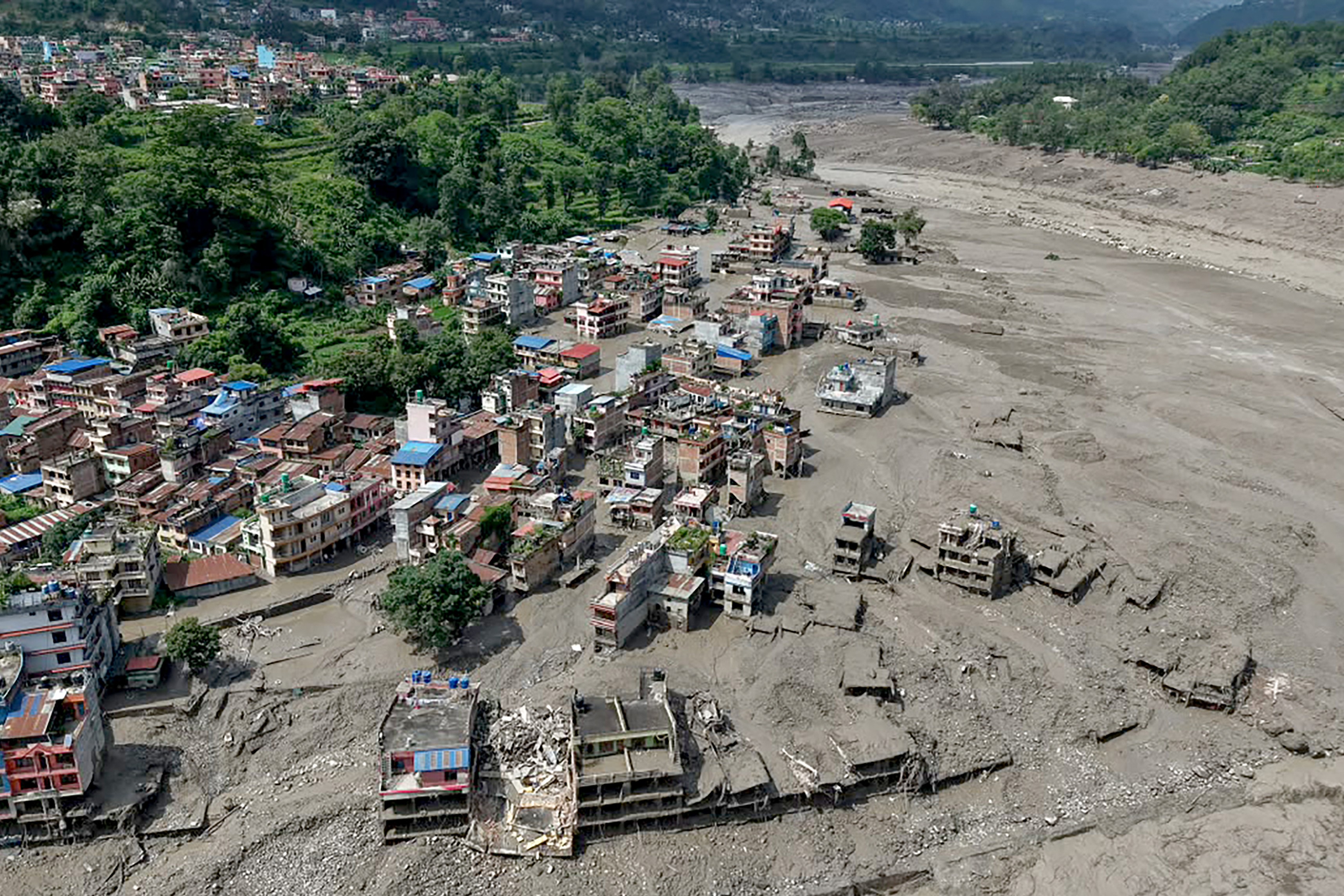 Calor sem precedentes antecedeu colapso de geleira que provocou enchentes fatais no Nepal