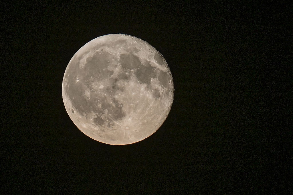 As primeiras imagens da cratera na Lua causada por foguete da SpaceX