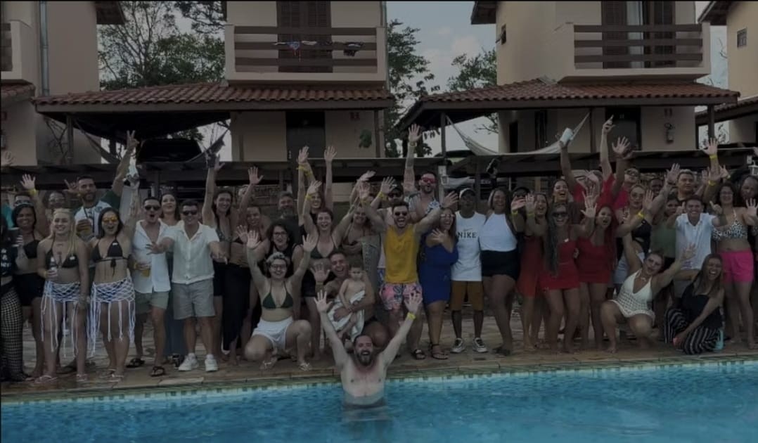 O que acontece no encontro nacional de ‘trisais’: baile de gala e roda de samba