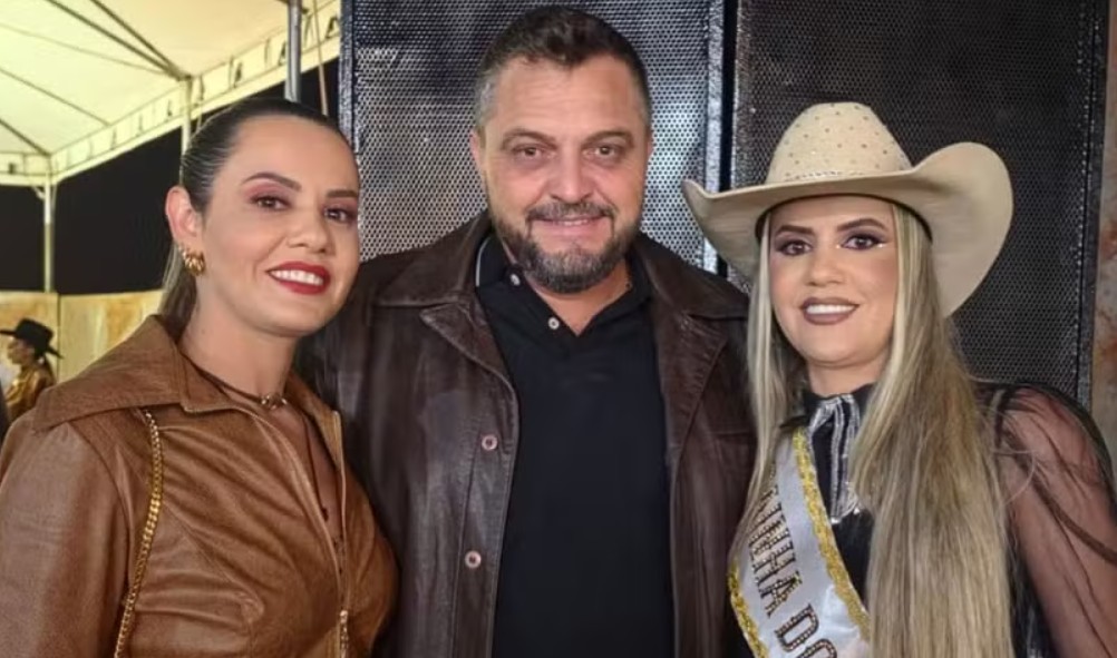 A história da rainha de rodeio que vive trisal com irmã gêmea e agricultor