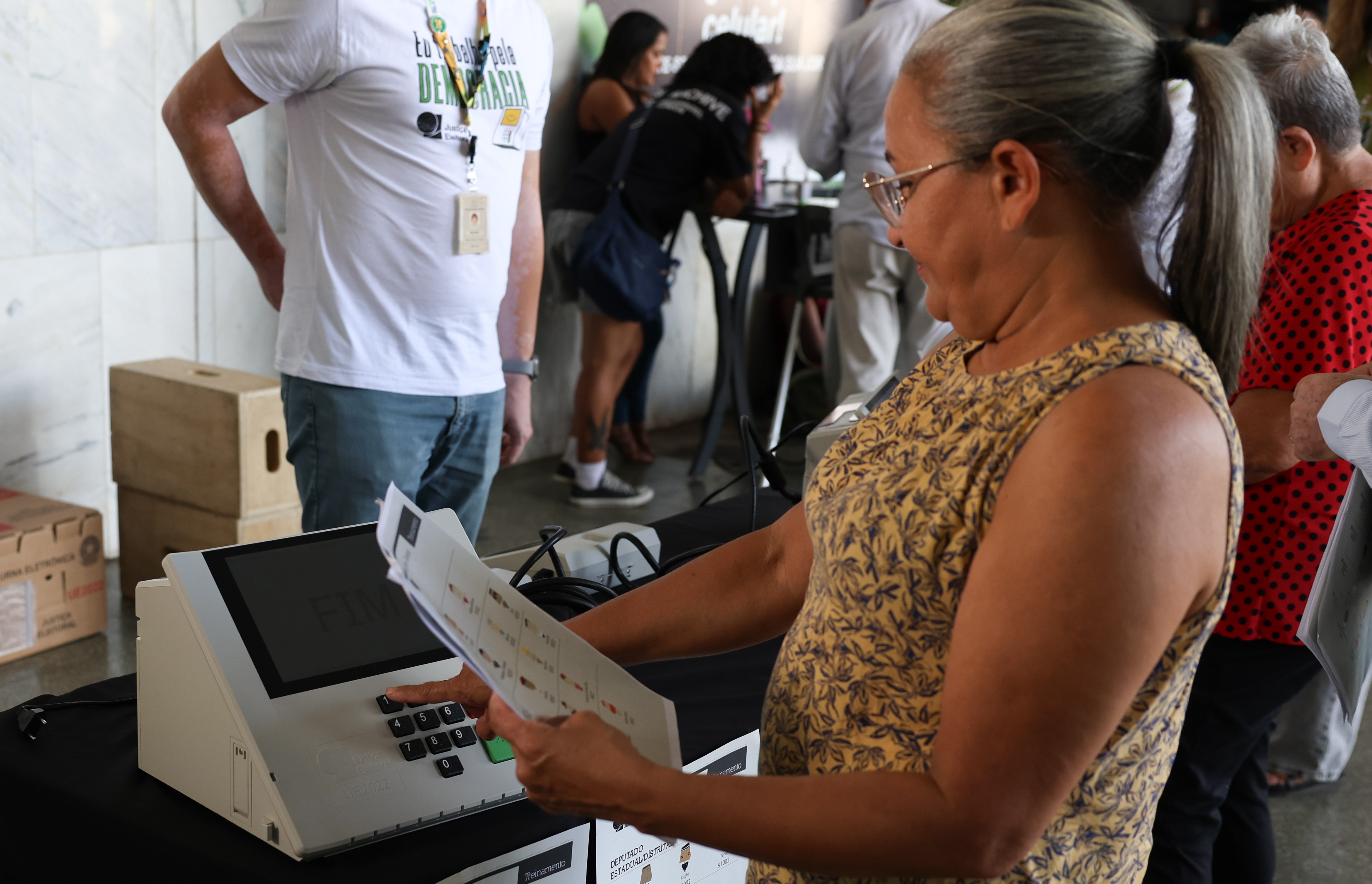Desinteresse por política é maior entre mulheres de baixa renda, diz pesquisa