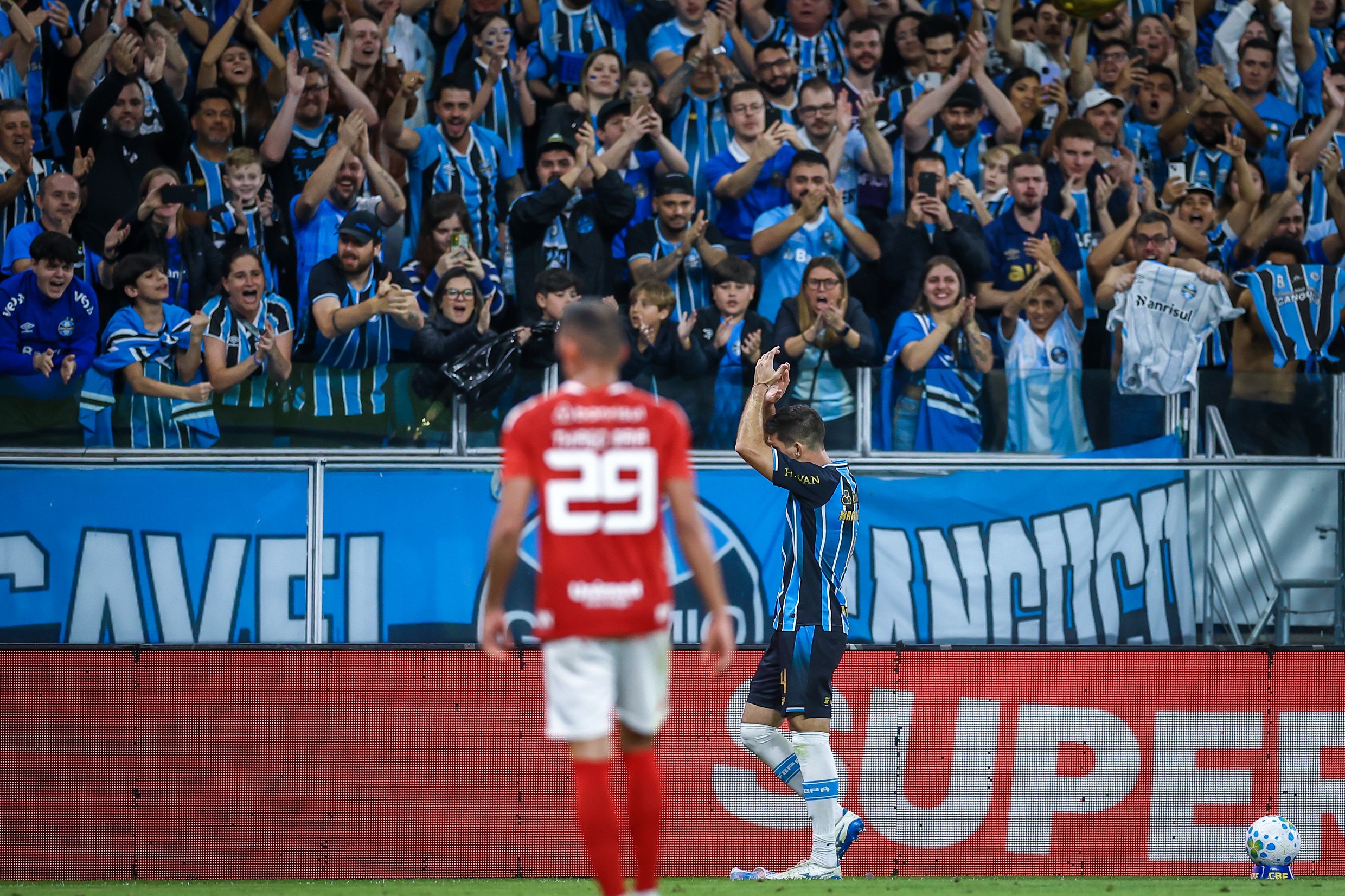 O motivo da provocação ao som de valsa de torcedores do Grêmio contra o Internacional