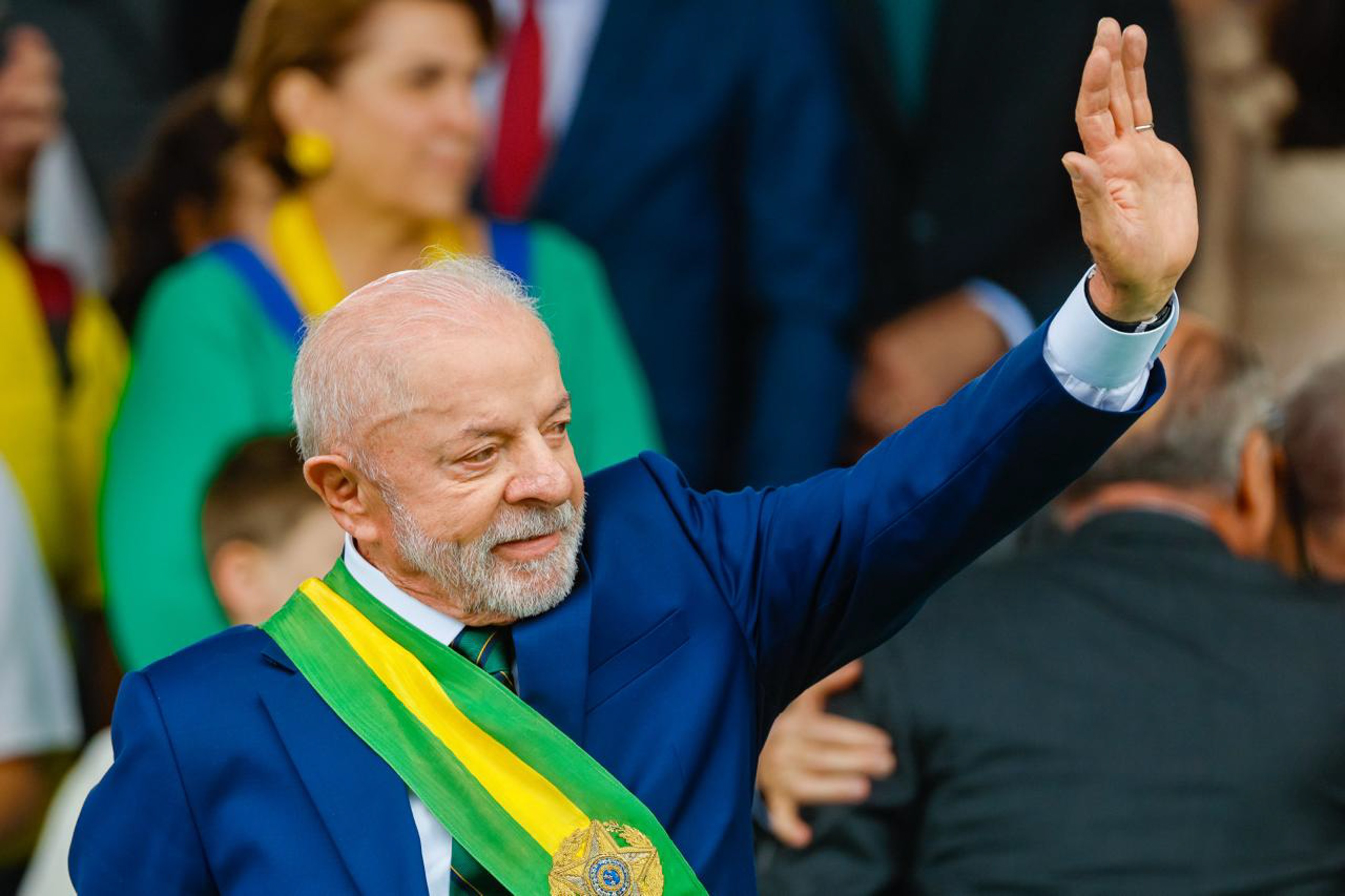 Em busca de retomada de fôlego, Lula sanciona fim da taxa das blusinhas