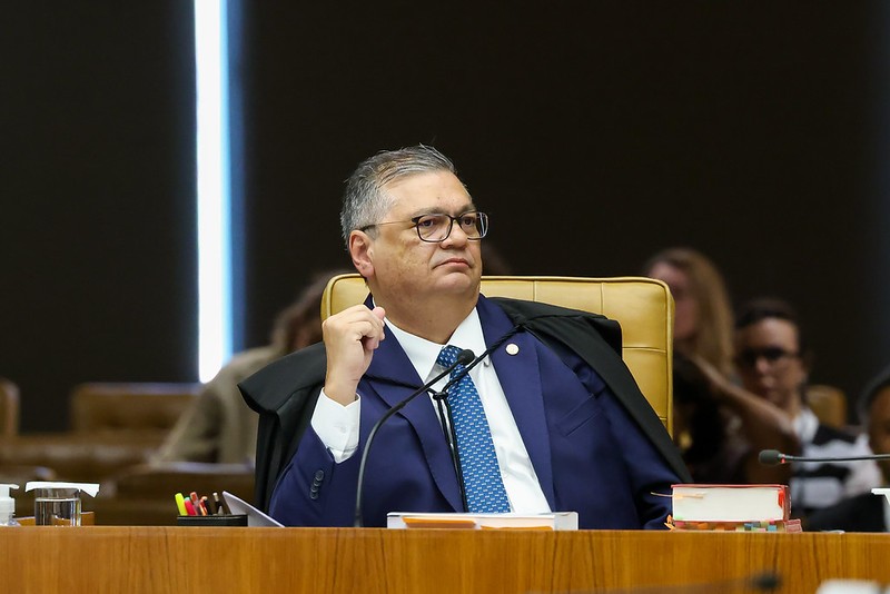 Dino envia ao plenário do STF decisão sobre publicações envolvendo Flávio e Nossa Senhora