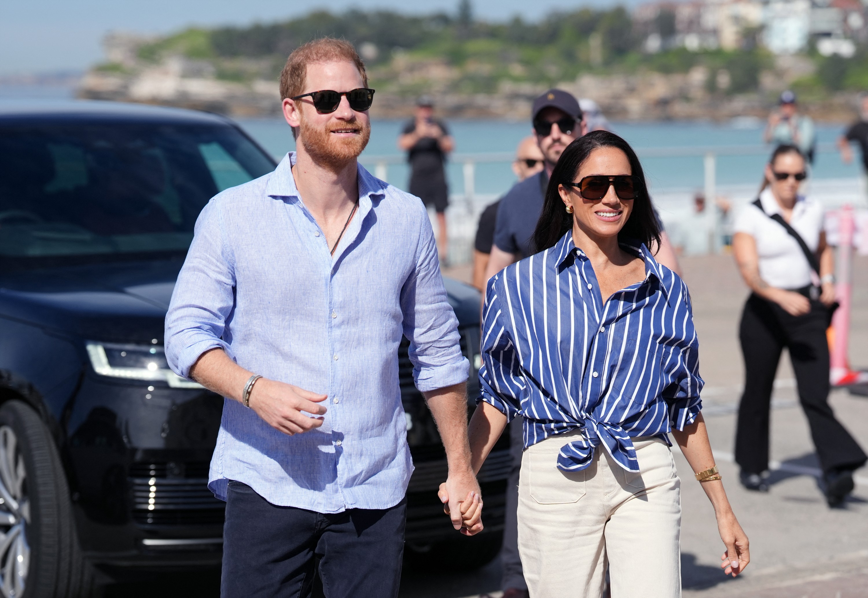 Charles III esclarece situação de Harry e Meghan, após retorno de casal ao Reino Unido