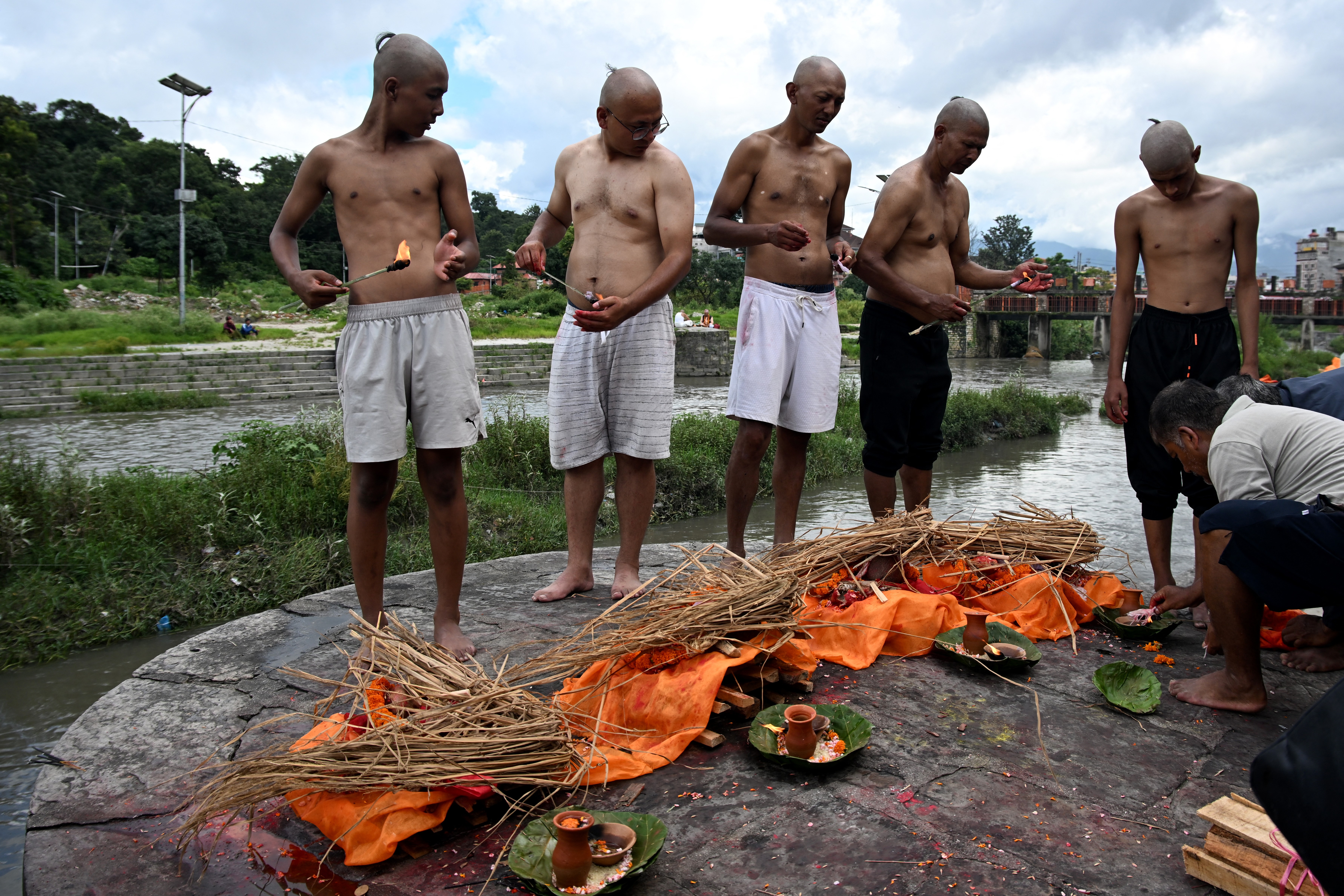 No Nepal, famílias fazem funerais sem corpos após inundações; 4.500 estão desaparecidos