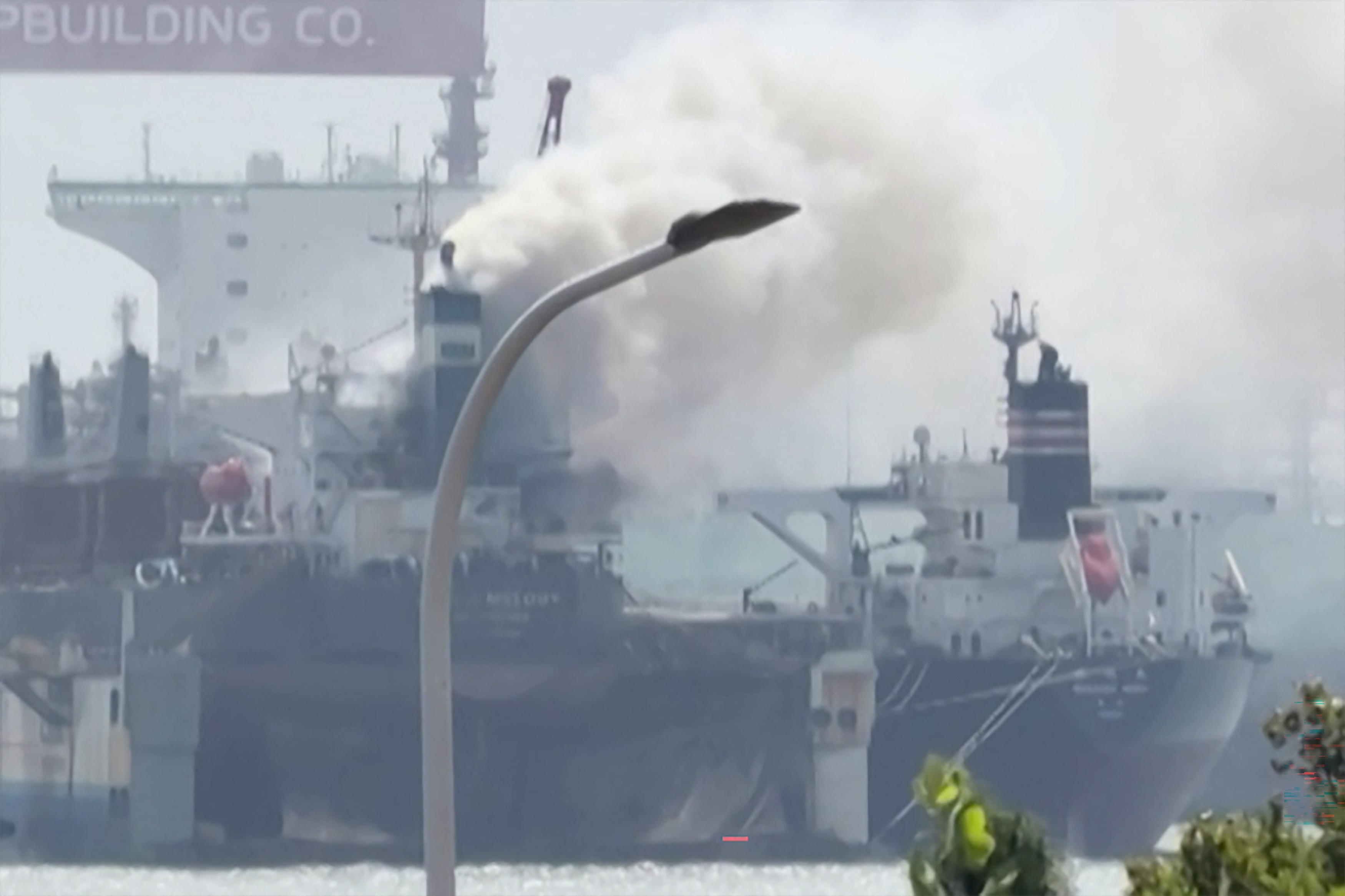 Incêndio em navio atracado em porto na China deixa ao menos 25 mortos