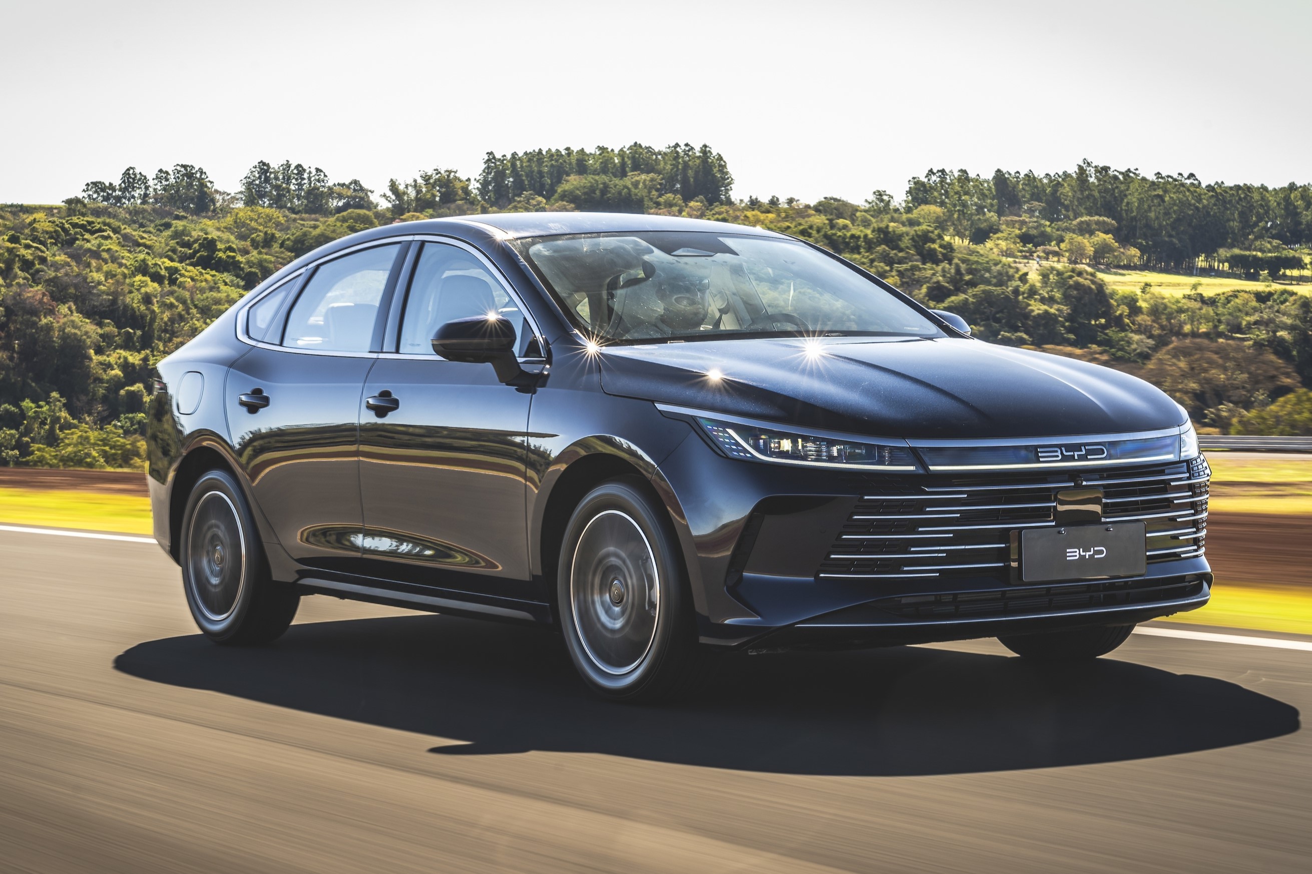 BYD King supera Corolla e lidera os sedãs médios no Brasil em agosto