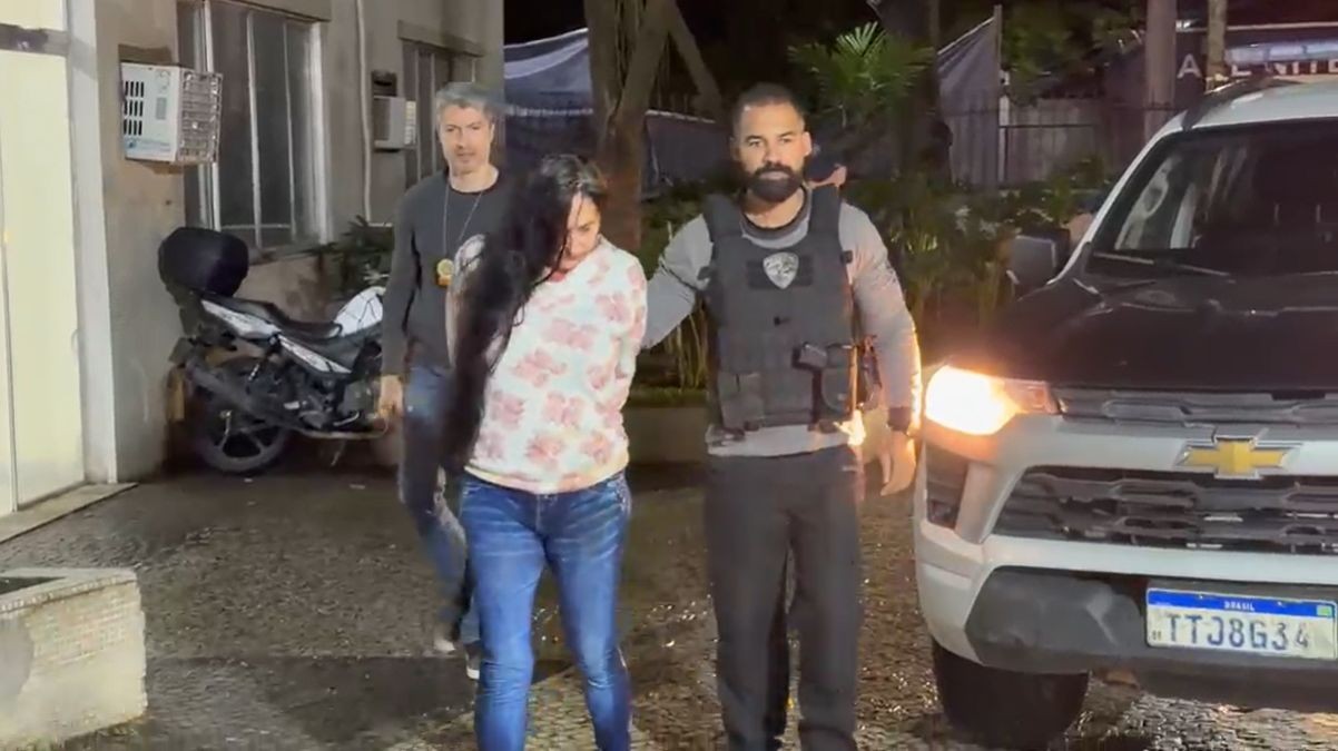 Mulher é presa por matar a própria mãe a marteladas após suspeitar de traição no Rio