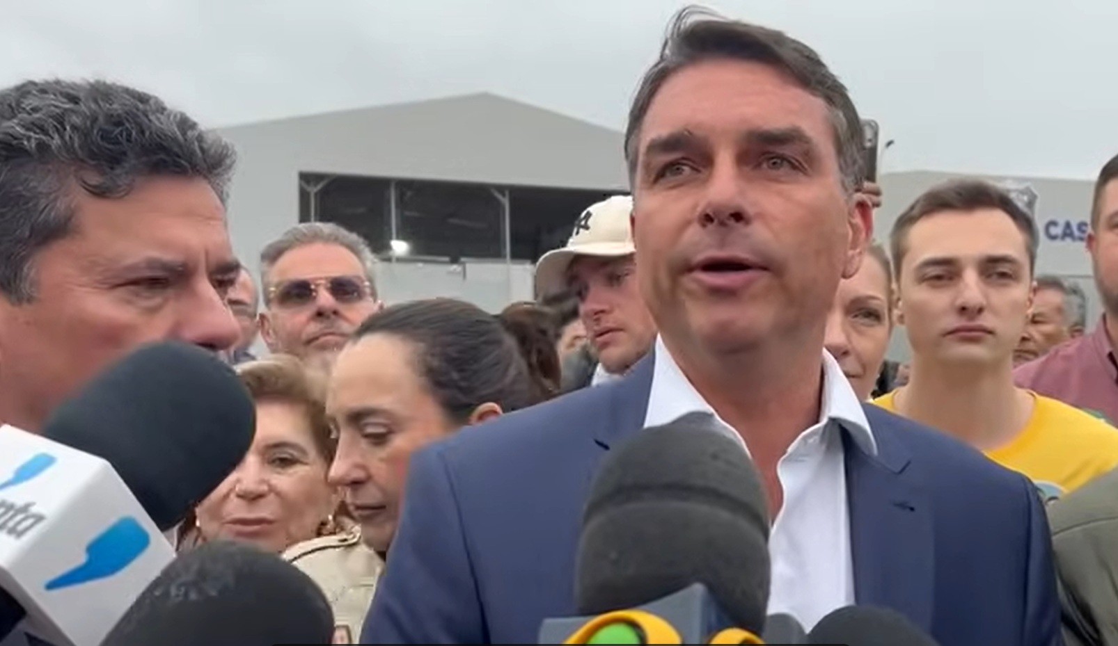Flávio Bolsonaro diz que o ministro Alexandre de Moraes é “laranja podre” no Supremo