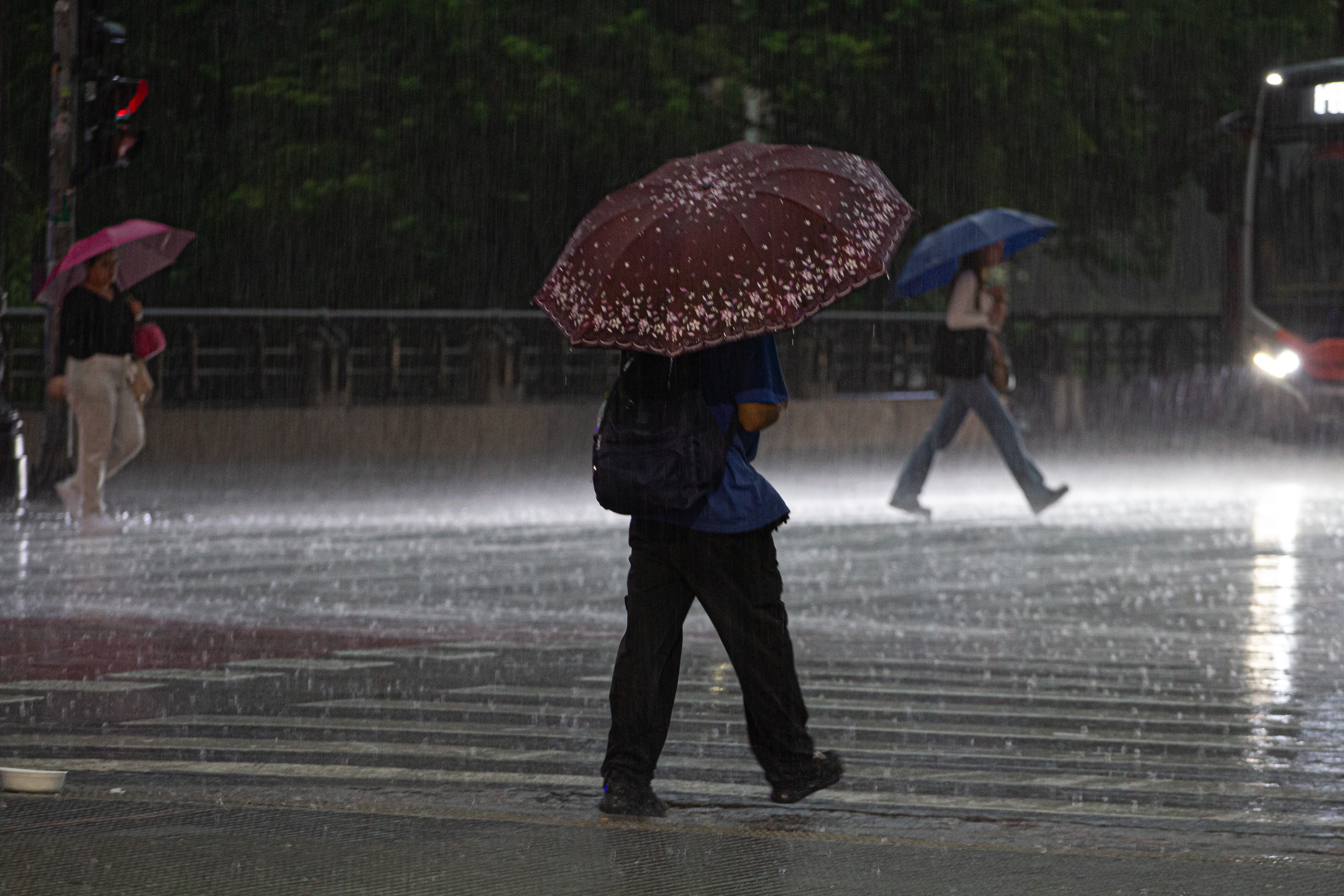 Primavera em SP começa com ventos de até 100 km/h e chuva intensa