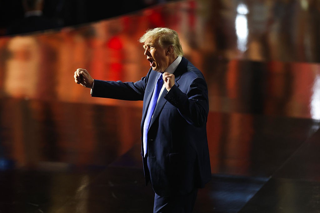 É ilegal Trump distribuir cheques de R$ 25.000 à população dos EUA antes de eleição? Entenda