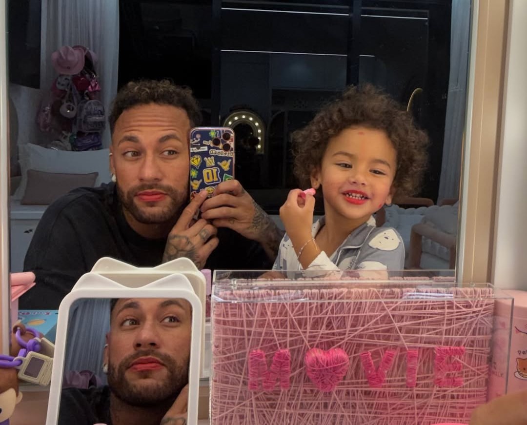 ‘Minha masculinidade diminuiu depois de virar pai de menina’, diz Neymar ao se maquiar com a filha