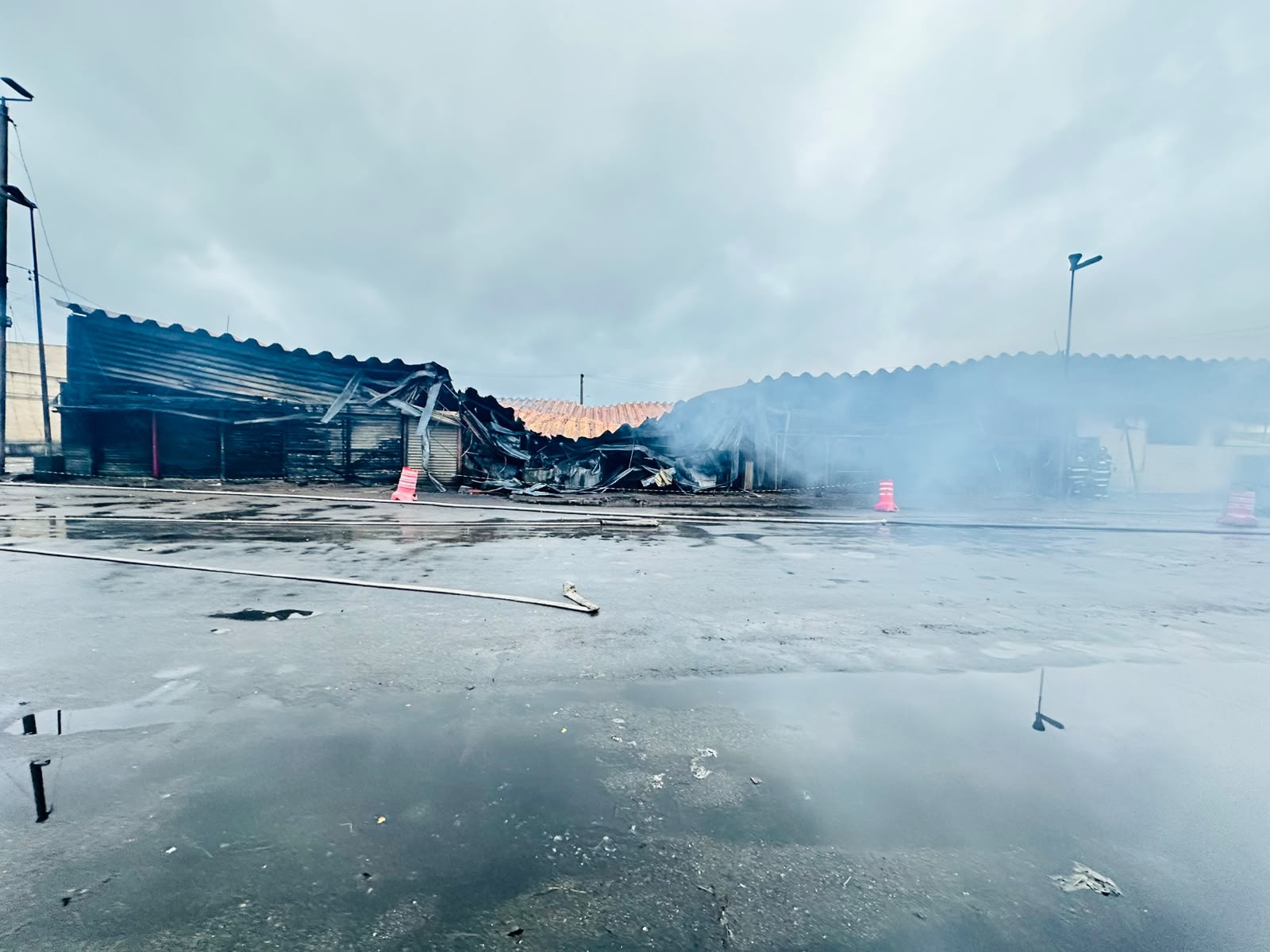 Incêndio destrói pavilhão do Ceagesp na madrugada deste domingo