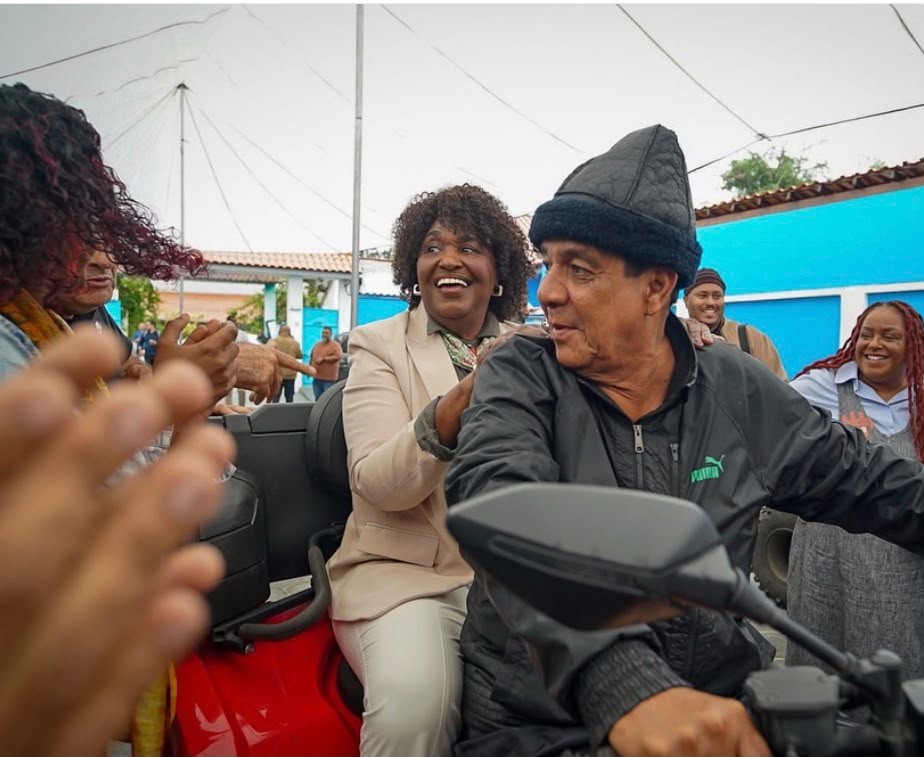 Benedita da Silva faz campanha na ‘garupa’ de Zeca Pagodinho