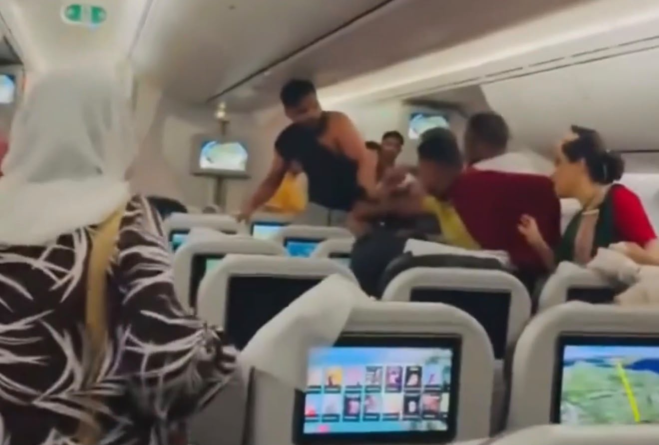 Confronto físico entre passageiros em voo que saía de Londres viraliza nas redes