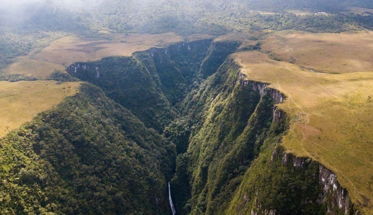 Helicóptero que levava cantor sertanejo some durante voo em SC