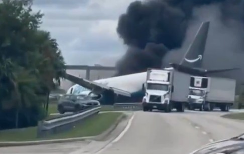 Avião cargueiro da Amazon cai perto do Aeroporto de Miami e deixa pelo menos 5 mortos