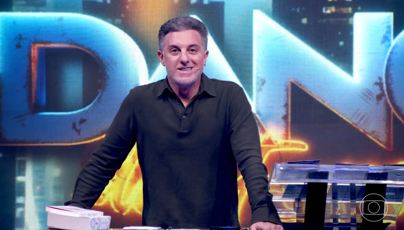 Com Pedro Scooby no palco, Luciano Huck manda recado sutil para Luana Piovani no Domingão