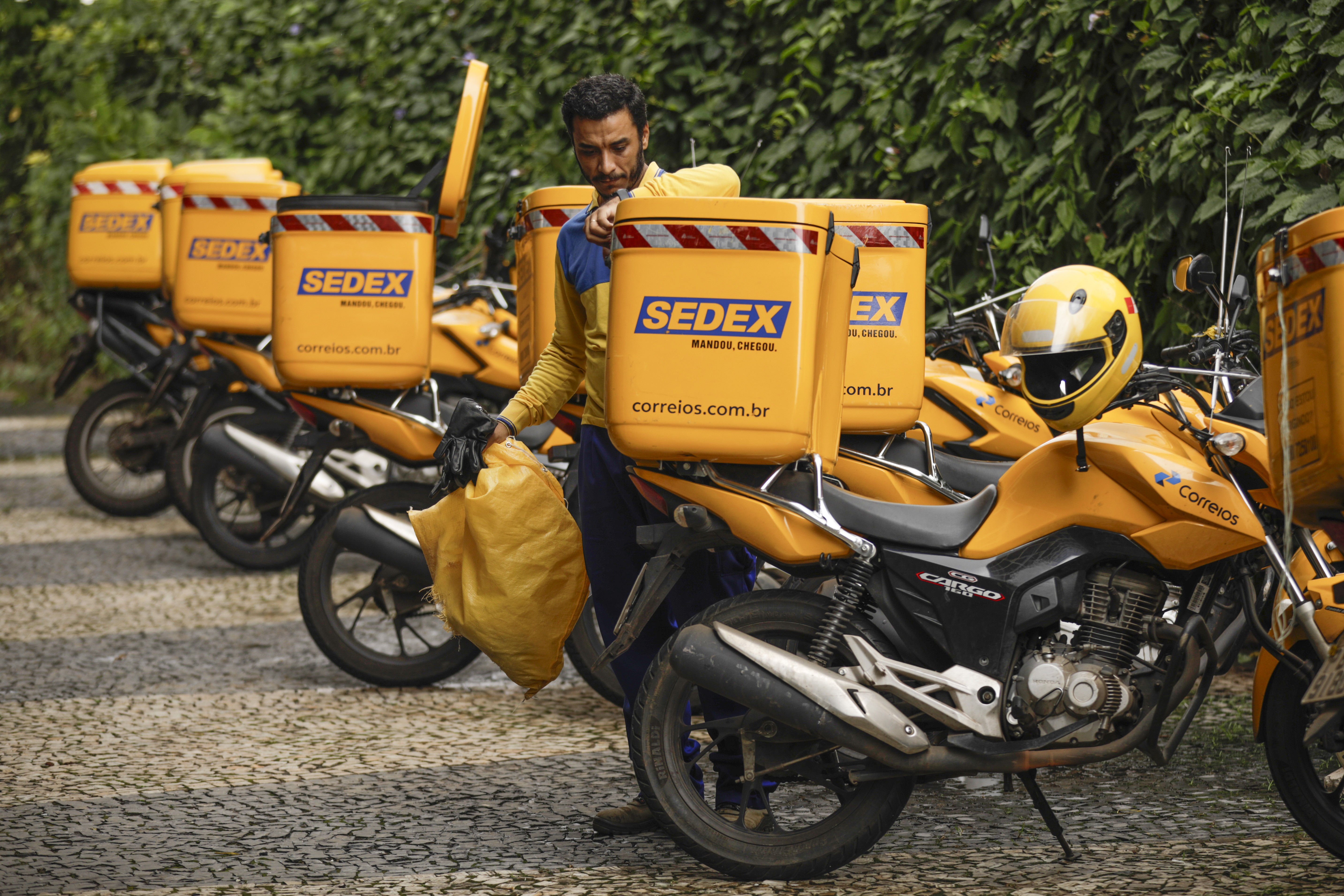 Como a ‘taxa das blusinhas’ causou um rombo de R$ 3 bilhões nos Correios