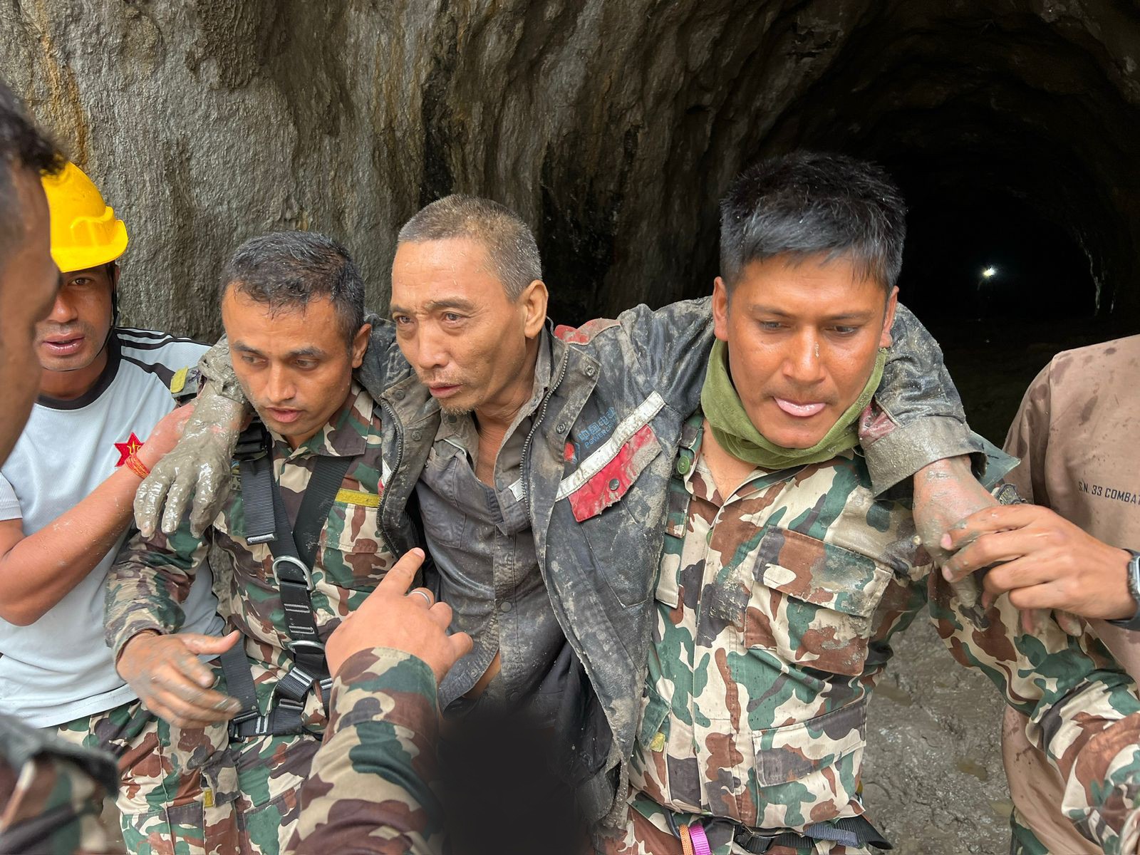 Duas pessoas são encontradas com vida no Nepal dez dias após inundações